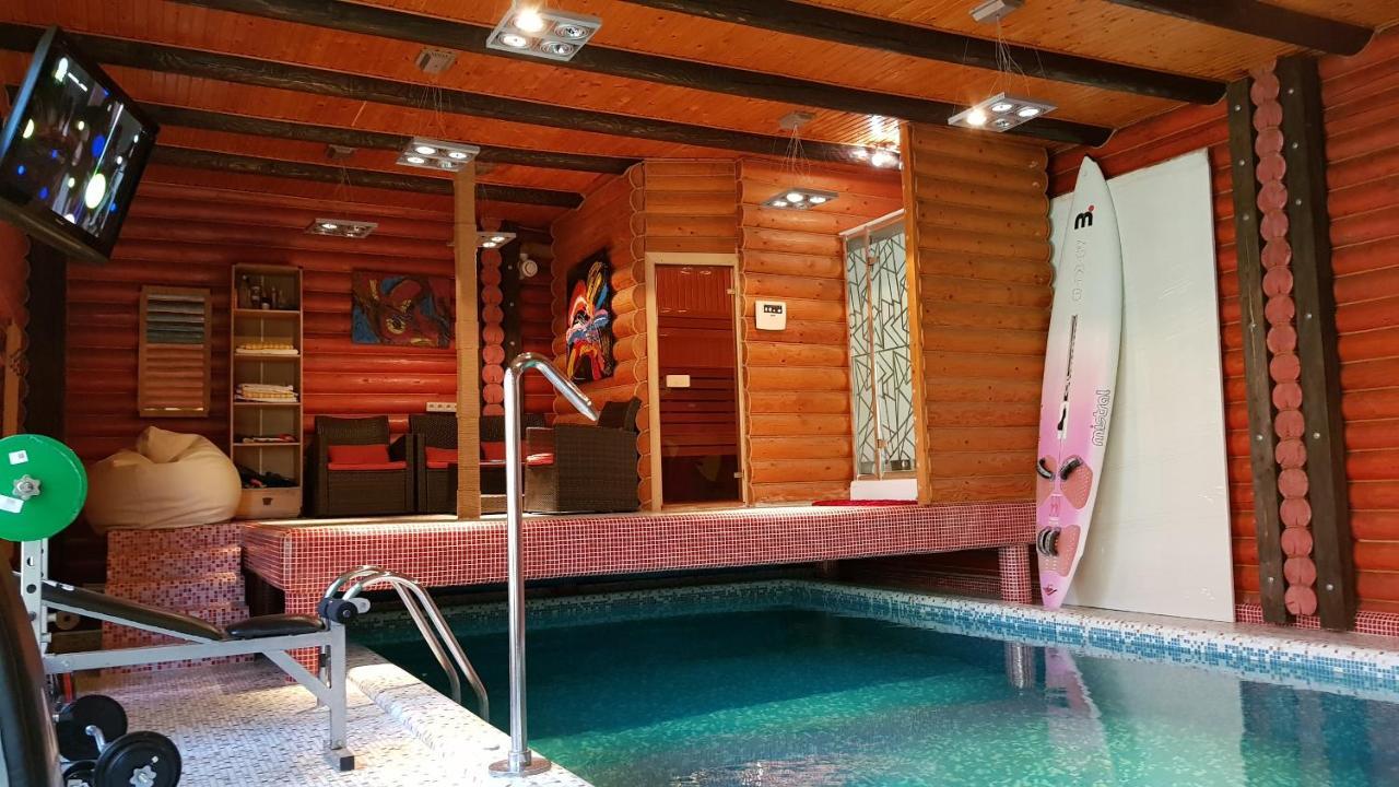 Luxury Apartments With Pool And Sauna In The Villa تشيرنيفتسي المظهر الخارجي الصورة