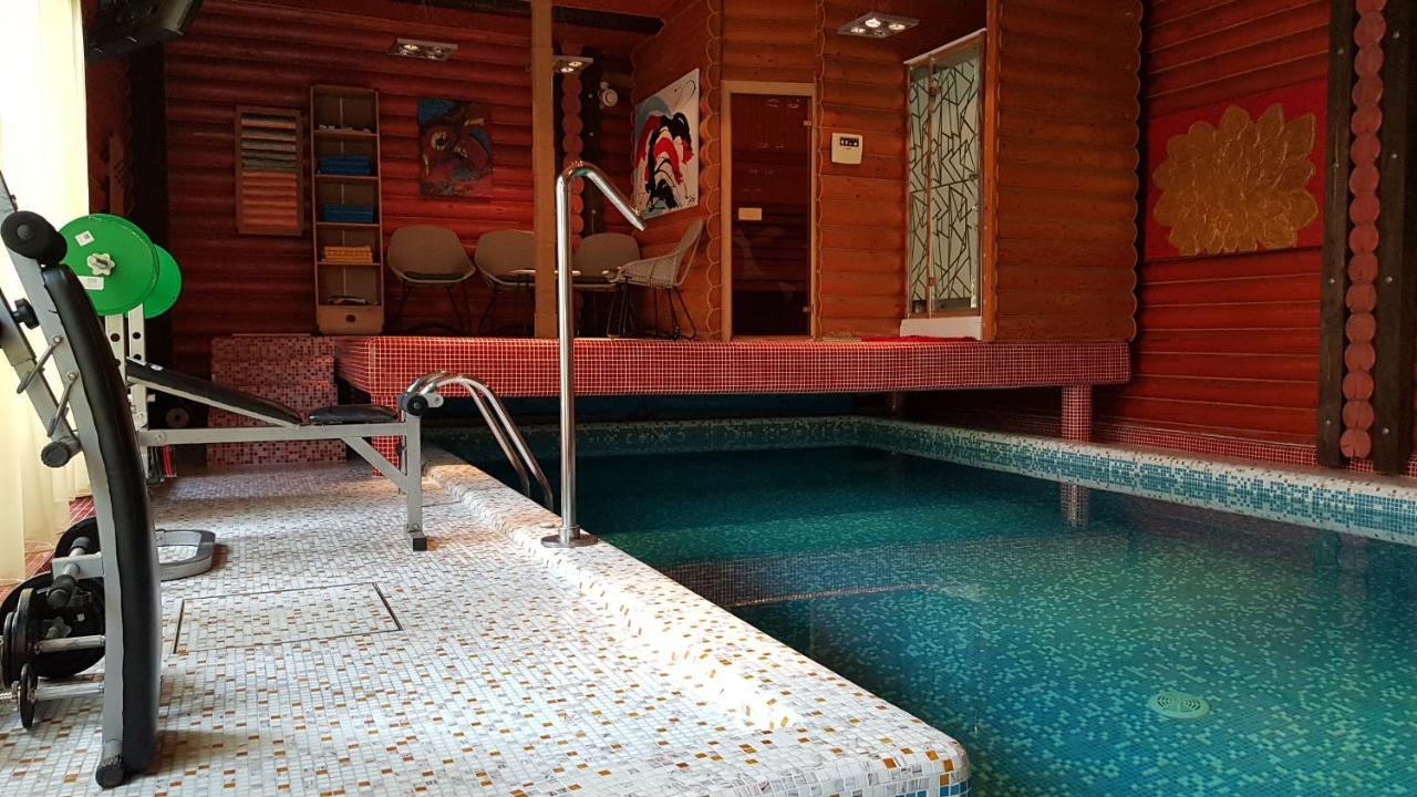Luxury Apartments With Pool And Sauna In The Villa تشيرنيفتسي المظهر الخارجي الصورة