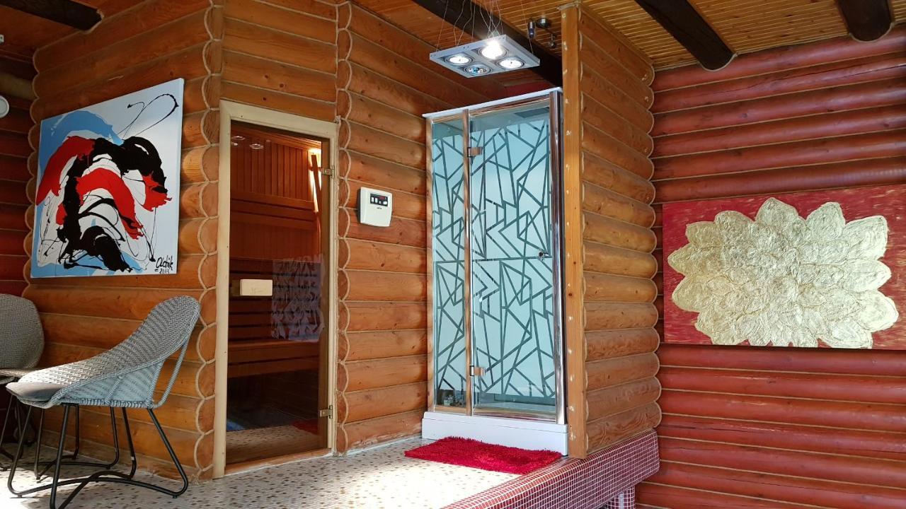Luxury Apartments With Pool And Sauna In The Villa تشيرنيفتسي المظهر الخارجي الصورة